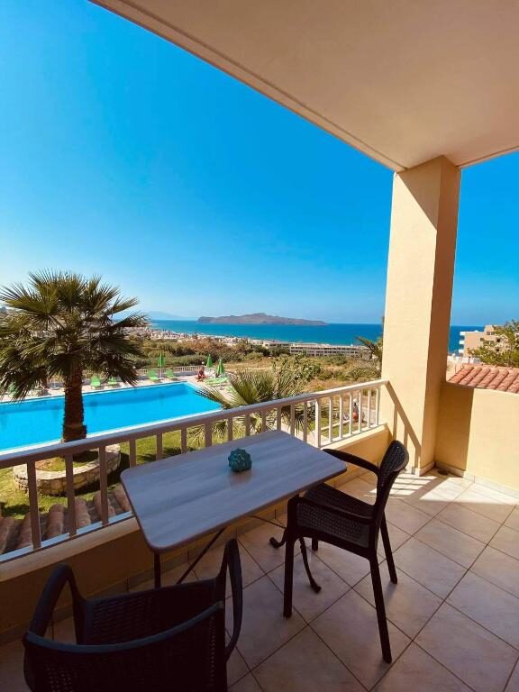 Balcony table with a view over the bay and the pool